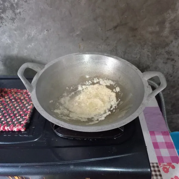 Tumis bumbu halus sampai harum.
