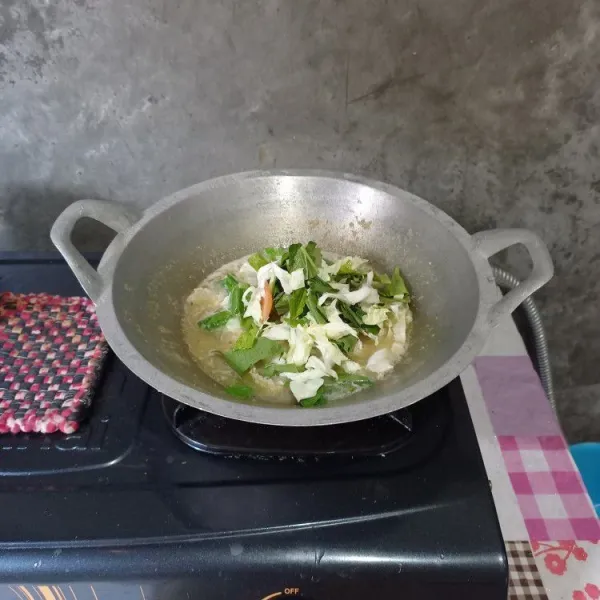 Masukkan kol, sawi dan tomat. Masak sampai setengah layu.