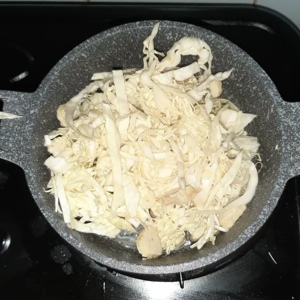 Tumis dulu dengan minyak sebentar udang dan fish roll, lalu masukkan kubis. Masak hingga kubis layu, jangan masukkan adonan tepungnya dulu ya.