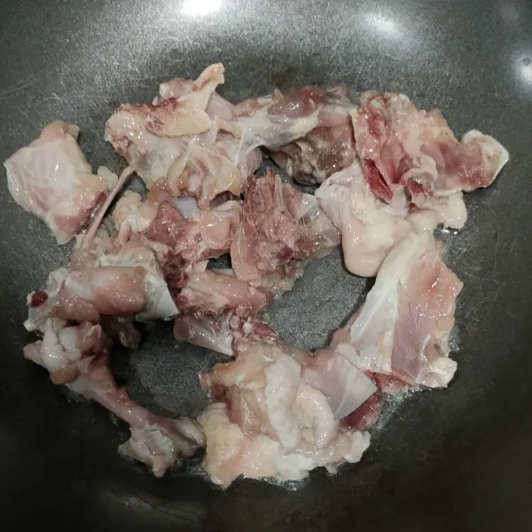 Goreng tulangan tanpa minyak sampai berubah warna.