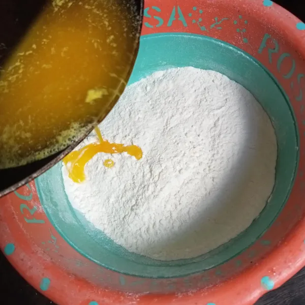 Lelehkan margarin tapi tidak sampai mendidih, selagi panas langsung tuang kedalam tepung.