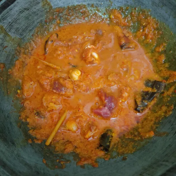 Masukkan sedikit air dan masukkan daging sapi.