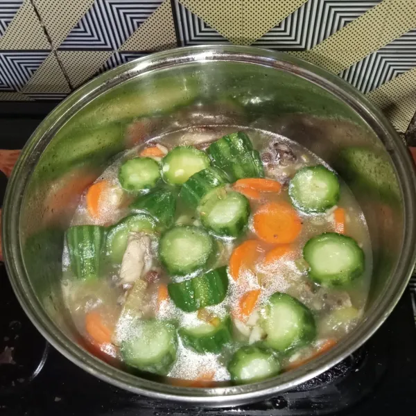 Masak hingga matang, koreksi rasanya dan jika sudah pas siap untuk disajikan.