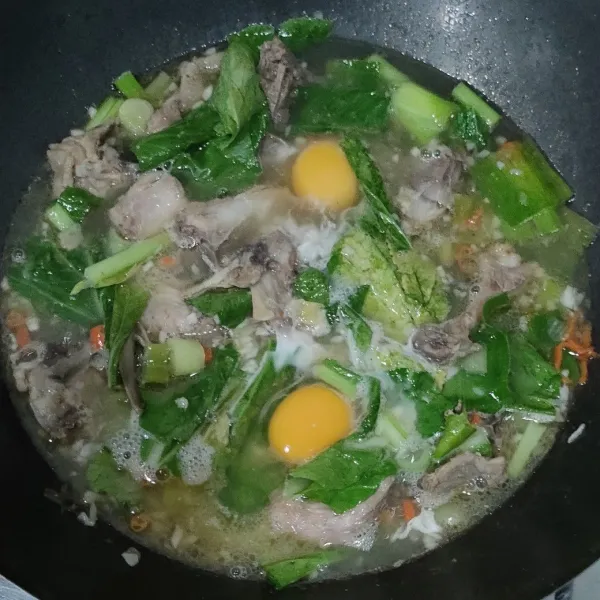 Tuang air, tunggu sampai mendidih, masukan daun sawi, dan telur. Tambah garam, lada bubuk, kaldu bubuk, kecap ikan dan sedikit gula pasir.