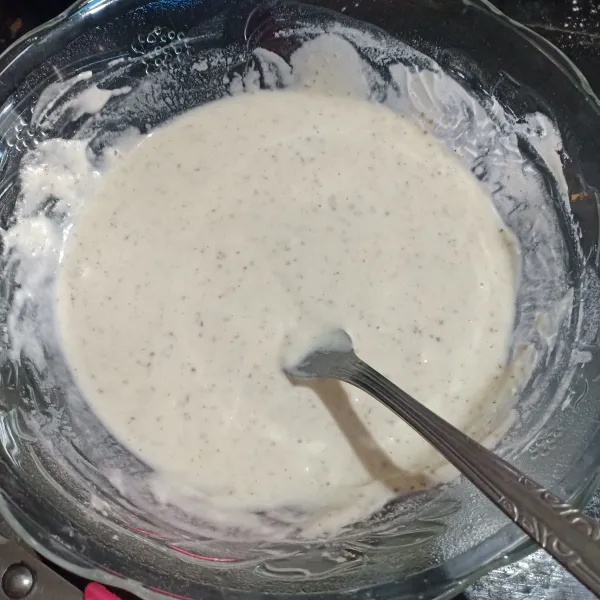 Larutkan tepung bumbu tempe dengan air, aduk rata.
