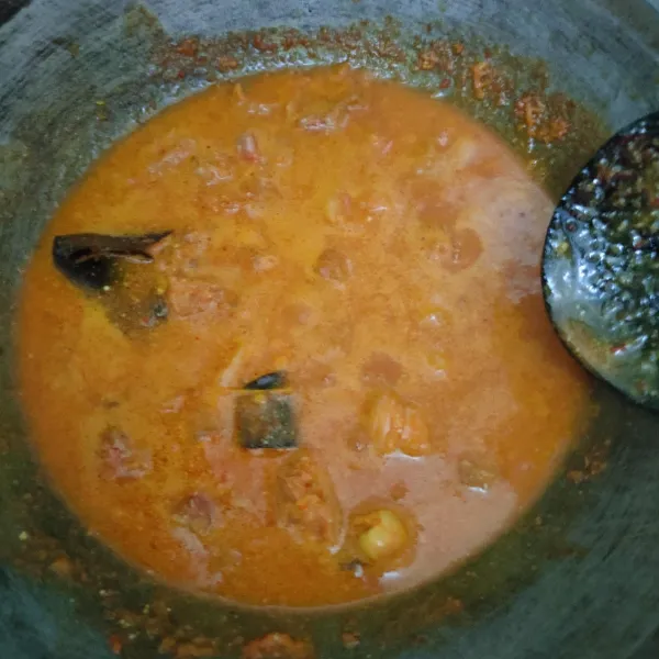 Tambahkan santan, air lalu bumbui, cek rasa, masak hingga bumbu meresap ke daging. Sajikan.