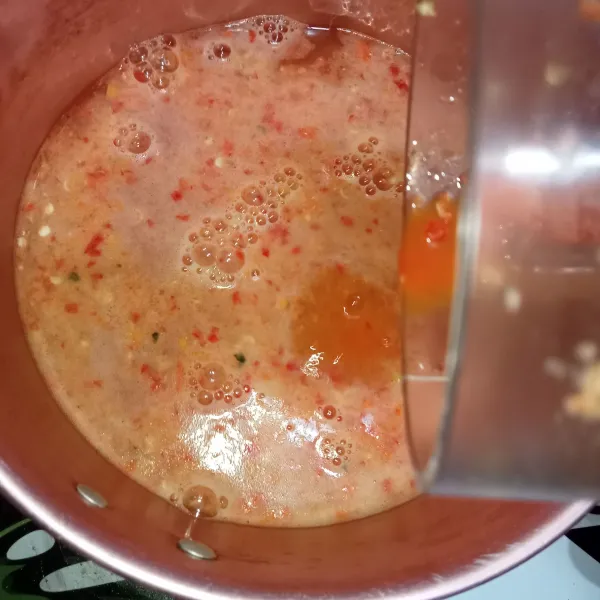 Blender halus cabai merah, cabai rawit, terasi dan asam kemudian masukkan ke dalam panci.