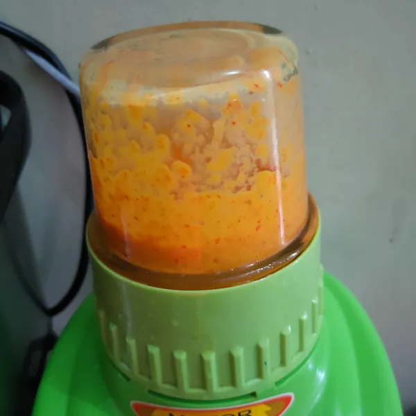 Blender bumbu halus dengan sedikit air.