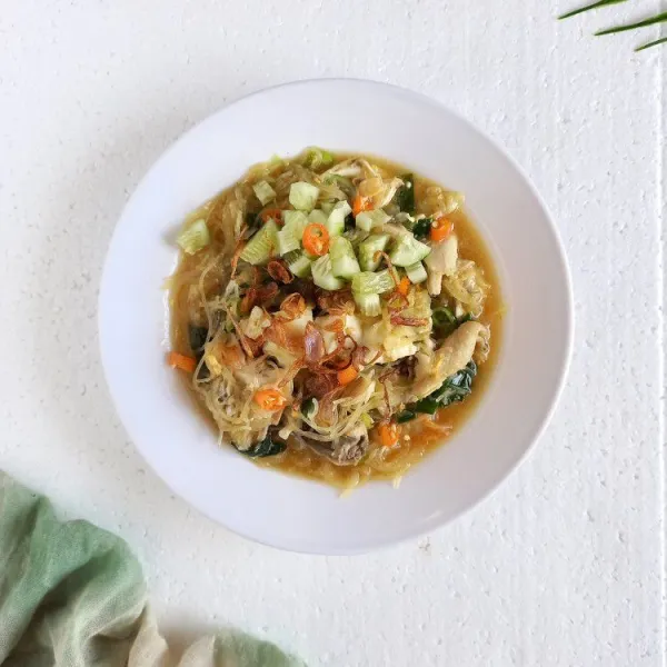Sajikan dengan taburan bawang merah goreng, timun dan cabai rawit.