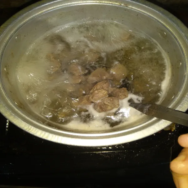 Rebus daging sampai cukup empuk, pastikan kotoran yang mengambang di atas permukaan dibuang.