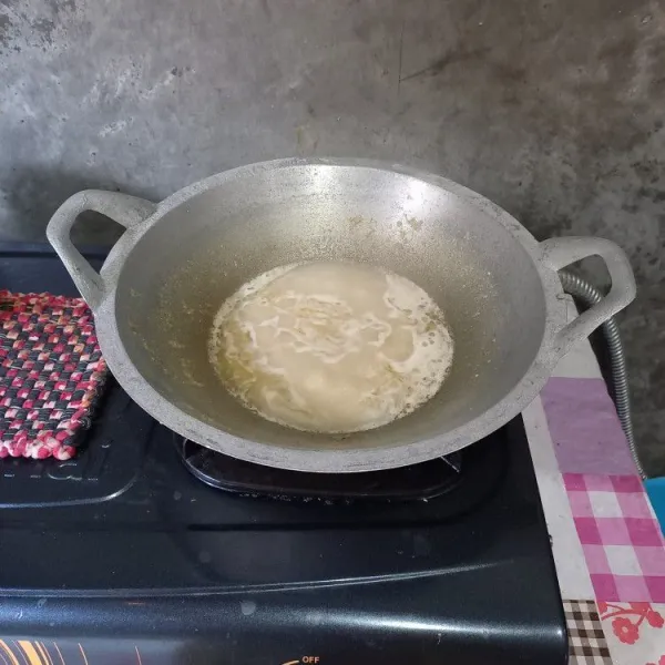 Masukkan setengah air rebusan ayam atau kaldu ayam.