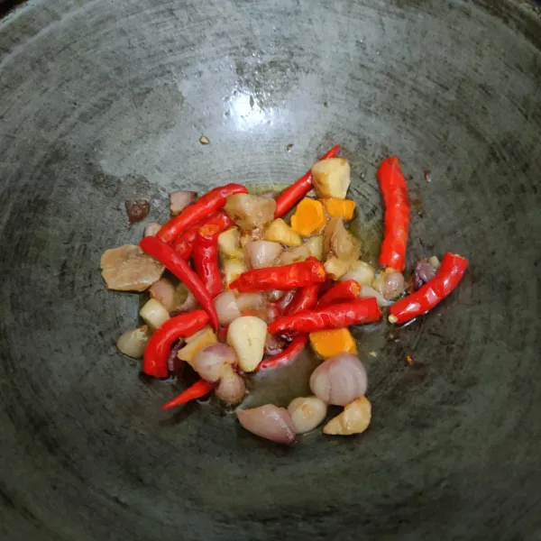Jika bumbu halus di blender, tips supaya bumbu tidak langu, potong acak bahan bbu halus, goreng hingga layu, angkat.