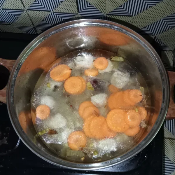 Masukkan air dan wortel, masak hingga  setengah matang.