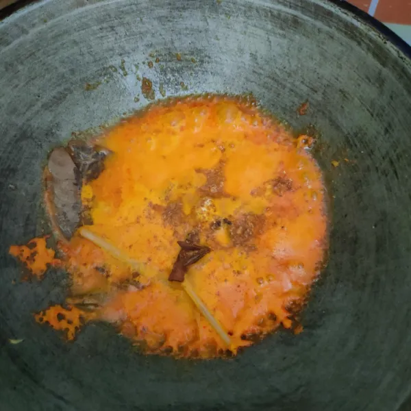 Tumis bumbu halus dan bumbu cemplung hingga wangi.