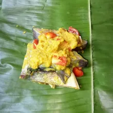Bungkus ikan menggunakan daun pisang dan semat kedua ujungnya.