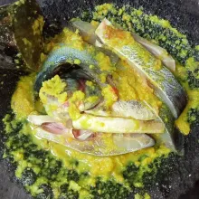 Baluri ikan dengan bumbu.