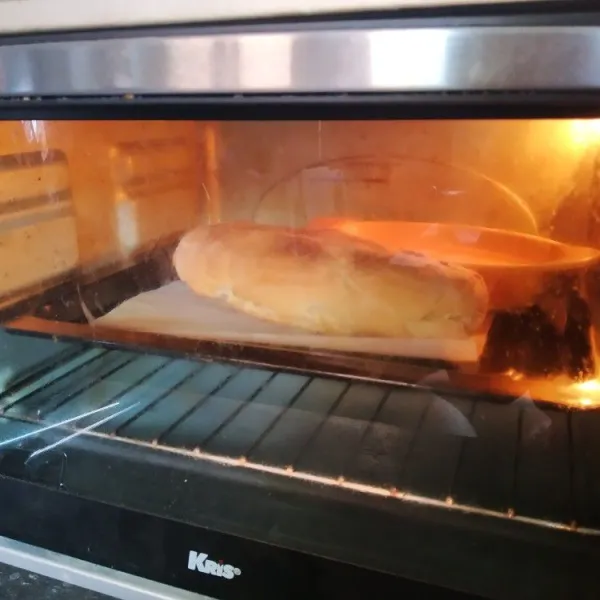 Panggang dalam oven selama 25 menit dengan suhu 220°C, masukkan juga wadah tahan panas yang berisi air ke dalam oven untuk membantu terbentuknya crust pada baguette.