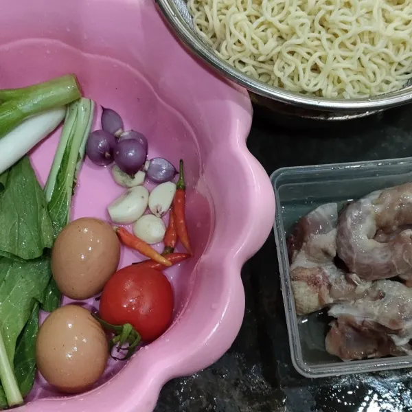 Siapkan bahan. Rebus mie kuning sebentar saja. Rajang bawang merah, bawang putih, cabe, dan sayuran.