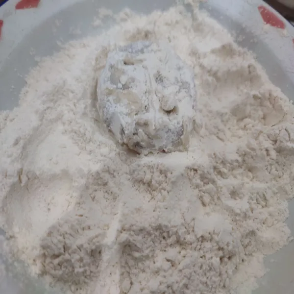 Kemudian gulingkan ke dalam tepung kering hingga merata sambil sedikit diremas-remas.