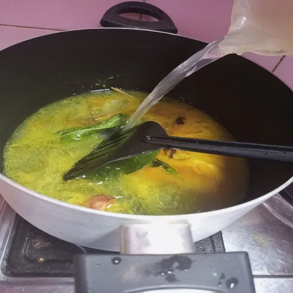 Masukkan air dan biarkan mendidih.