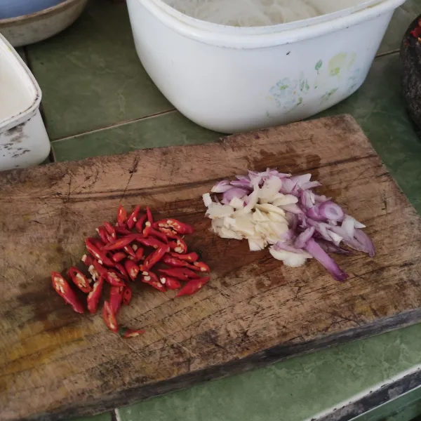 Iris bawang merah, bawang putih, cabai merah, dan sosis.