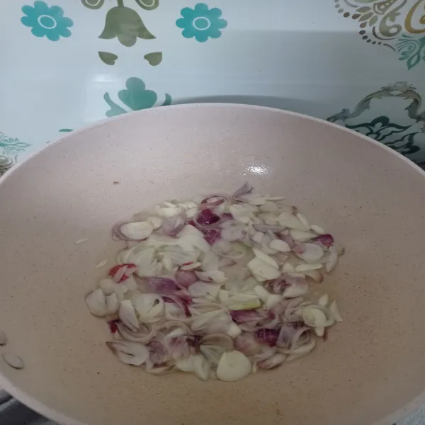Panaskan minyak, tumis bawang merah dan bawang putih hingga layu dan sedikit kecokelatan.