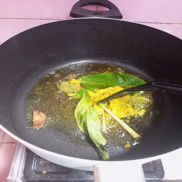 Tumis bumbu halus, serai, lengkuas, daun salam, dan daun jeruk hingga harum.
