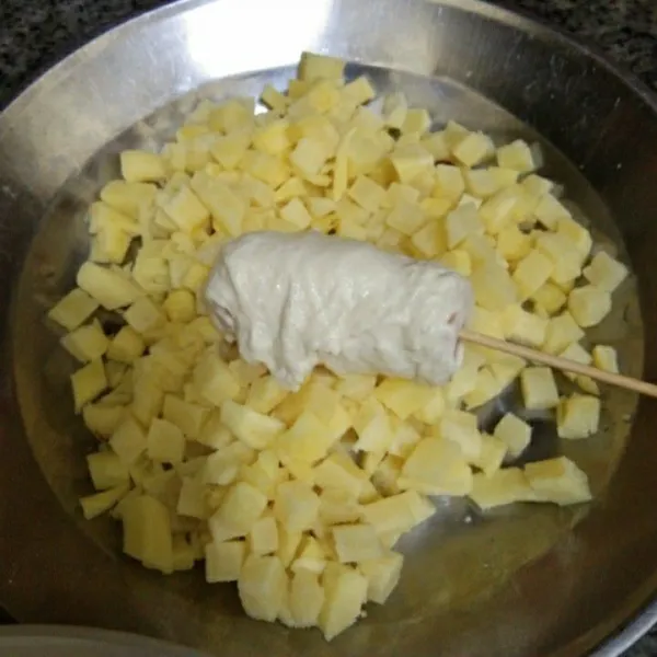 Lalu rekatkan dengan kentang, rapihkan dengan tangan, tekan dan kepal-kepal ringan supaya kentang menempel pada lapisan tepung.