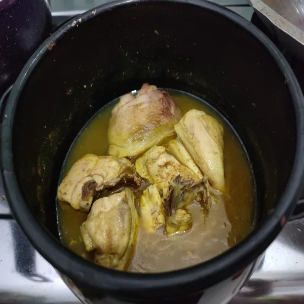 Ungkep ayam dengan bumbu ungkep dan tambahkan air. Masak hingga ayam empuk, lalu sisihkan.
