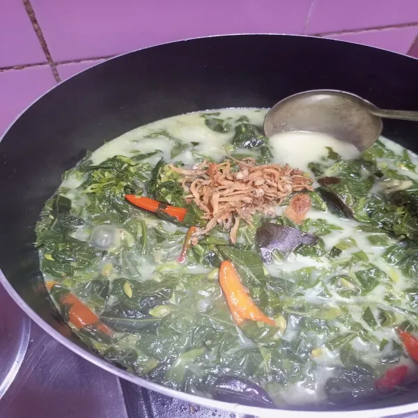 Menjelang di angkat masukkan teri, lalu aduk rata. Kemudian sajikan.
