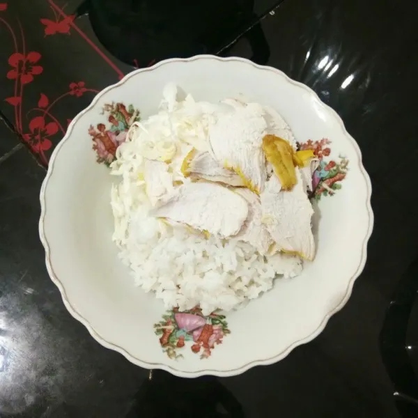 Tata nasi dan irisan ayam ke dalam mangkok.
