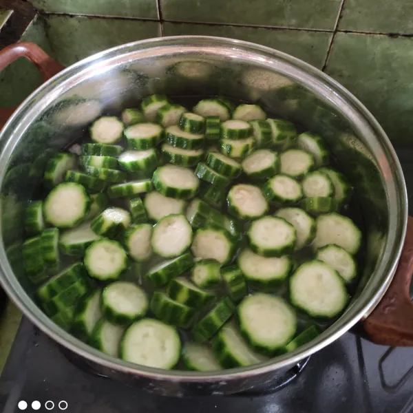 Didihkan air, lalu masukkan oyong hingga matang.