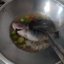 Masukkan air, tunggu mendidih, lalu masukkan ikan.