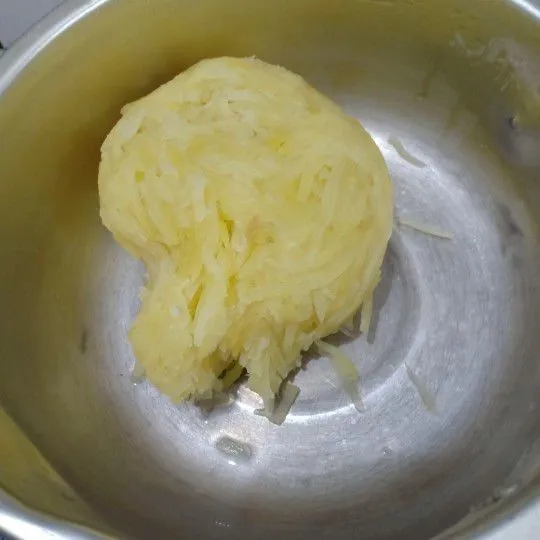 Setelah kentang dingin, peras kentang sampai benar-benar kering.