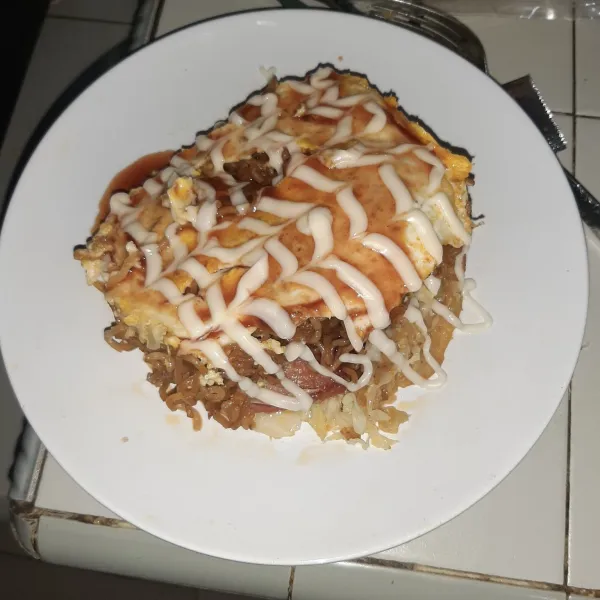 Siram dengan saus okonomiyaki dan mayonaise.