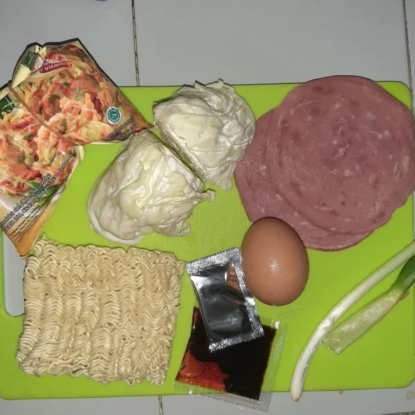 Siapkan bahan, iris tipis kol dan iris agak tebal daun bawang.