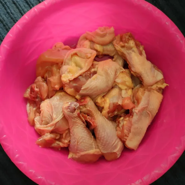 Potong kecil ayam.