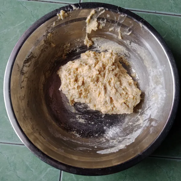 Siapkan wadah, masukkan semua bahan kecuali margarin dan garam. Campur semua bahan dengan sendok kayu asal rata saja.