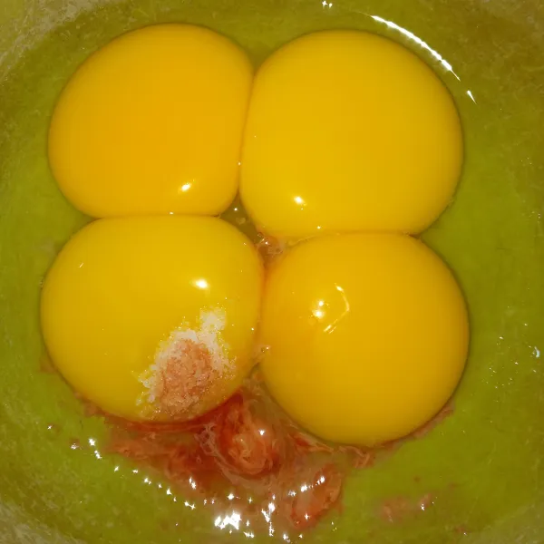 Siapkan untuk bahan A : kocok kuning telur, vanili cair, dan garam, lalu aduk rata.