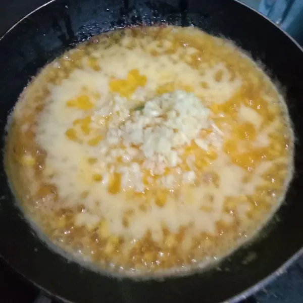 Masukkan mentega kedalam teflon, panaskan hingga mencair, lalu masukkan bawang putih yang sudah dicincang halus. Lalu tumis hingga harum.