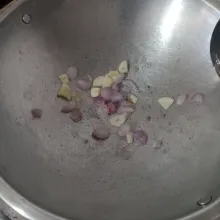 Tumis bawang sampai harum.