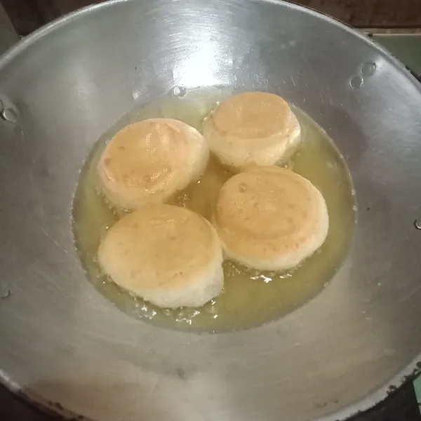 Panaskan minyak, goreng donat dengan api kecil sekali balik saja agar tidak menyerap banyak minyak.