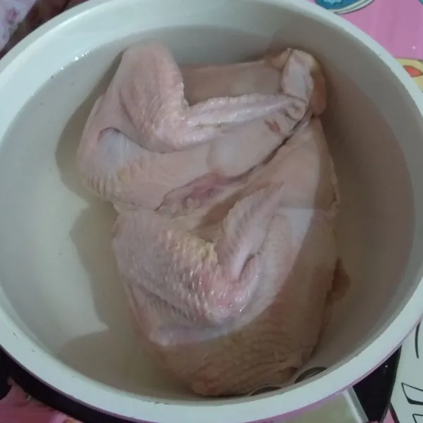 Rebus dada ayam yang sudah di bersihkan hingga matang.