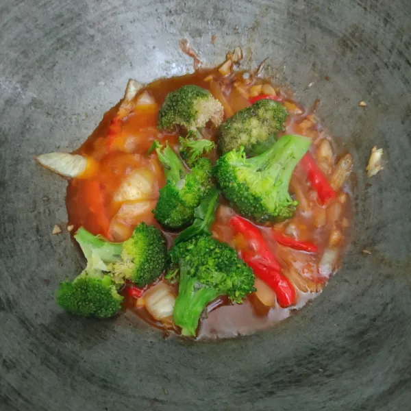 Masukan brokoli, masak hingga matang.