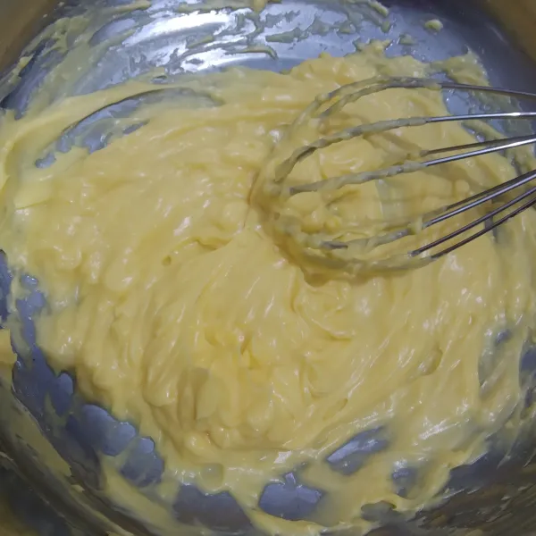 Dalam wadah lain campurkan margarin dan susu kental manis, aduk hingga tercampur rata.