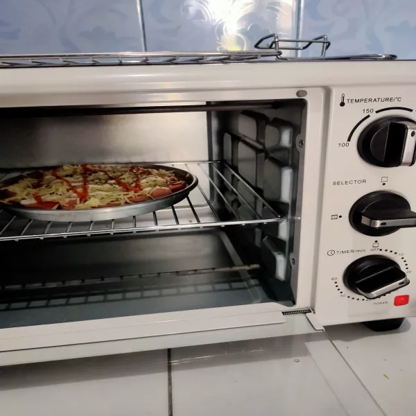 Oven pizza selama 30 menit dengan suhu 180°C atau hingga matang.