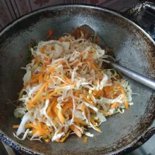 Tambahkan sedikit air, lalu masukkan sayuran, bumbui dengan garam, gula pasir, lada bubuk, dan kaldu bubuk. Masak hingga rata dan matang.