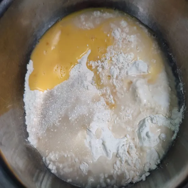 Masukkan seluruh bahan kecuali minyak goreng ke dalam wadah besar, uleni hingga setengah kalis, kemudian masukkan minyak dan uleni lagi hingga kalis dan bisa dibentuk bola.