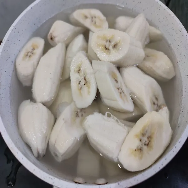 Kemudian masukkan pisang, aduk rata.