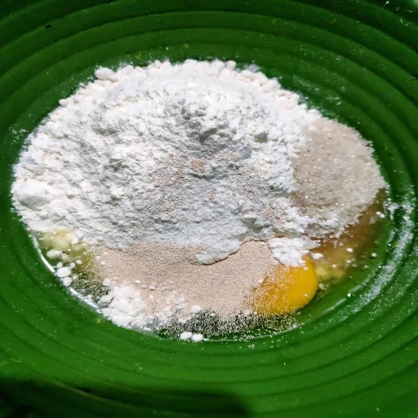 Campur tepung terigu, gula pasir, telur, dan air. Lalu uleni hingga setengah kalis.